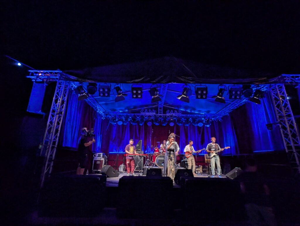 Zoe Mazah mit Band auf dem PappeOpenAir 2025 der Greizer Papierfabrik